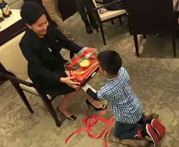 女人賣(mài)5萬(wàn)化妝品(女人賣(mài)5萬(wàn)化妝品怎么樣)插圖17