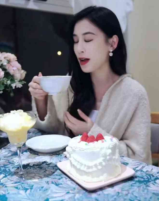 女人賣(mài)5萬(wàn)化妝品(女人賣(mài)5萬(wàn)化妝品怎么樣)插圖27