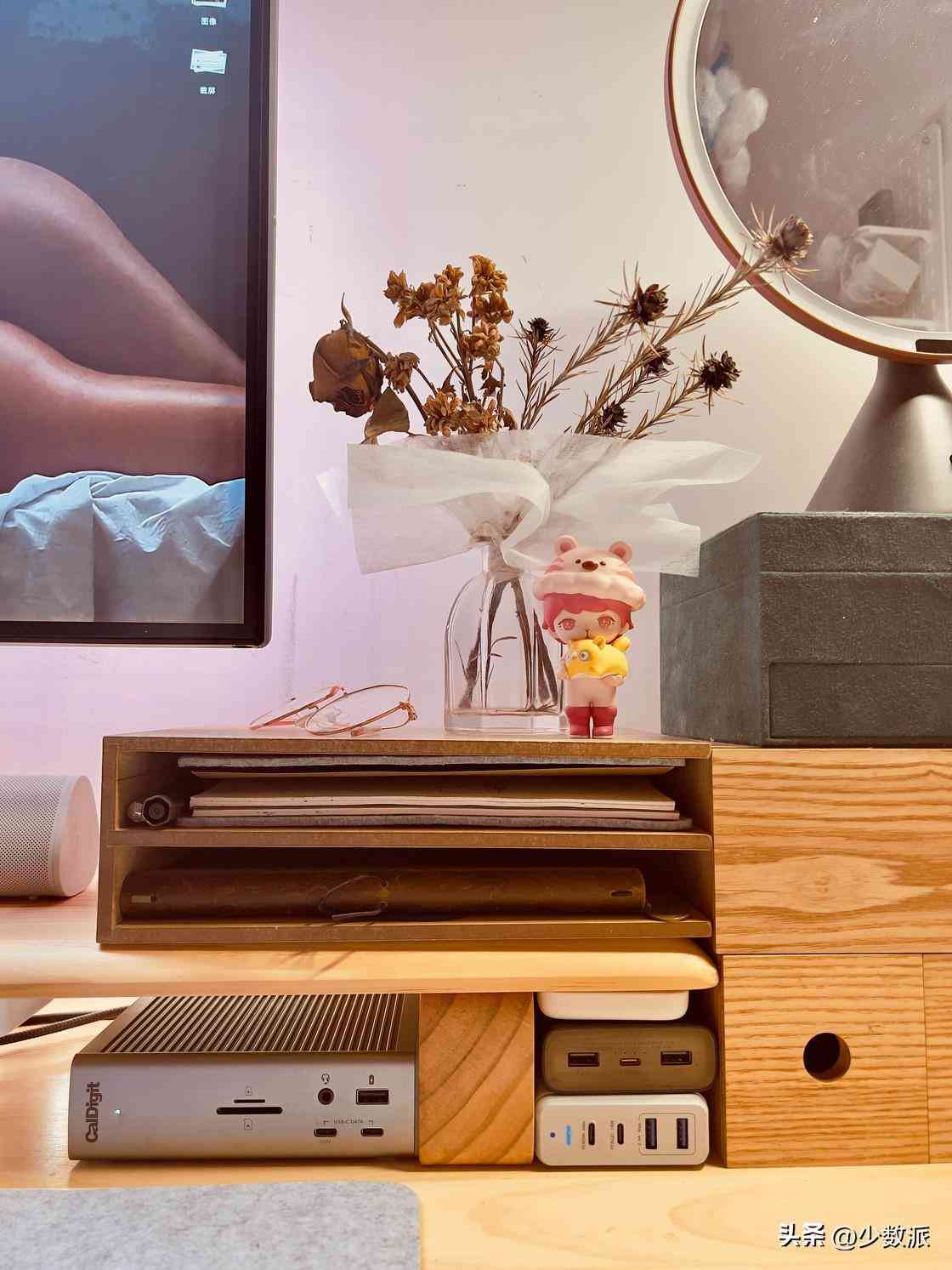 桌面化妝品收納原木色桌子(網(wǎng)紅木質(zhì)桌面整理化妝品收納盒)插圖9