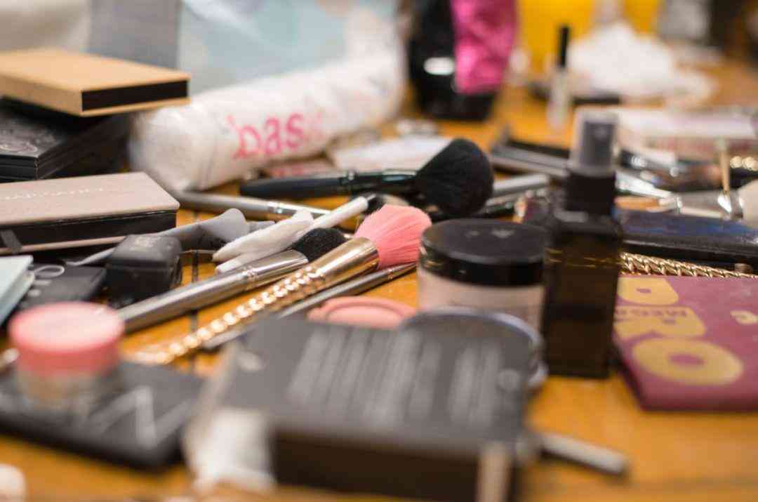 給網(wǎng)紅化妝品收納盒(網(wǎng)紅化妝品收納盒標(biāo)簽怎么寫(xiě))