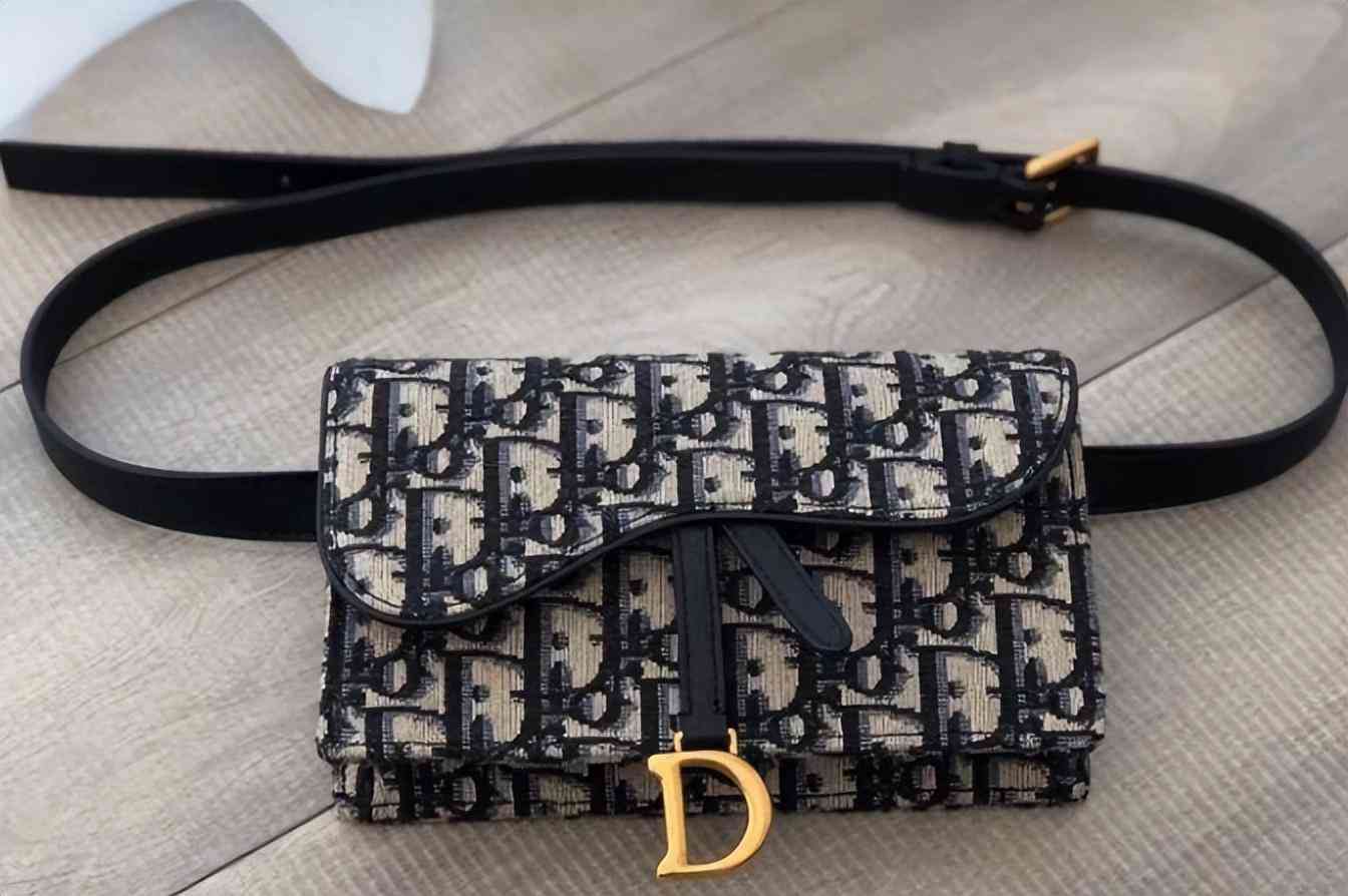 化妝品專柜包包掛件真假(專柜包包有假貨嗎)插圖2