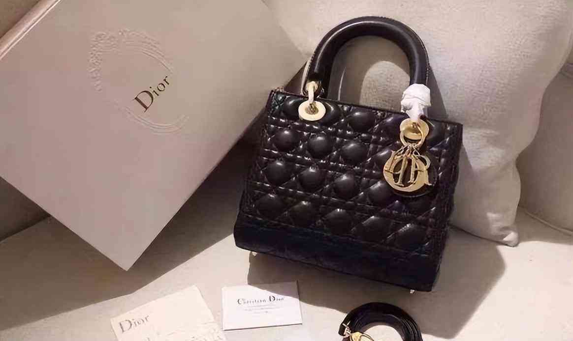 化妝品專柜包包掛件真假(專柜包包有假貨嗎)插圖3