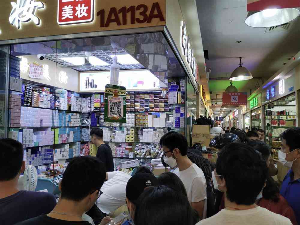 代購買回的化妝品有標(biāo)貼(進口化妝品是不是貼中文標(biāo)簽就能買)