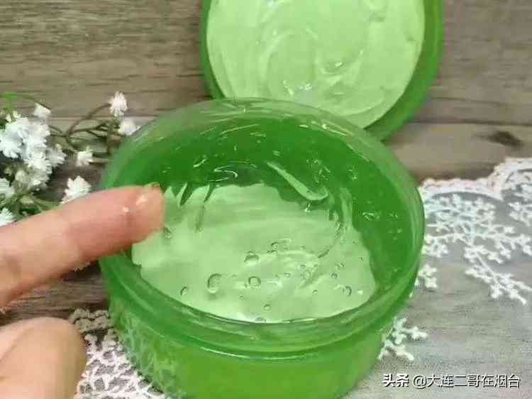 蘆薈膠和化妝品怎么一起用(蘆薈膠和化妝品怎么一起用呢)