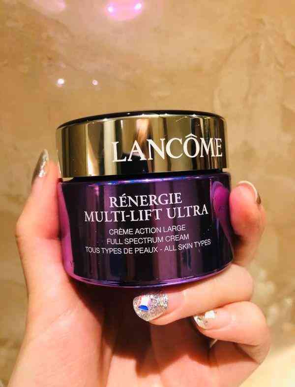 美白嫩臉的化妝品(臉部美白護(hù)膚品)