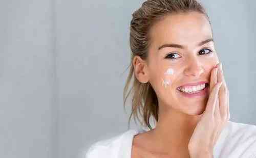 遮陽帽上面化妝品怎么用(遮陽帽怎么戴)