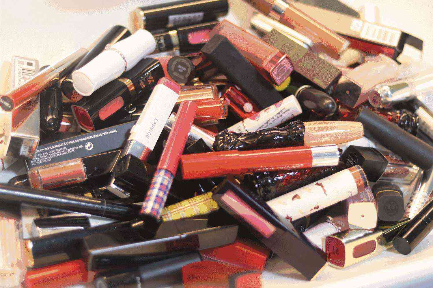 化妝品在置物架上放不穩(wěn)(化妝品置物架怎么安裝)插圖1