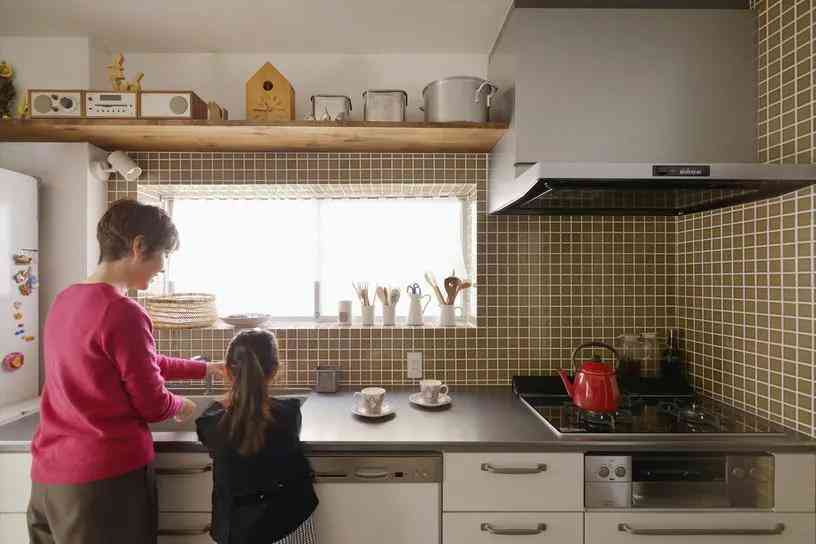 化妝品收納分層架子圖(化妝品貨架擺放效果圖)