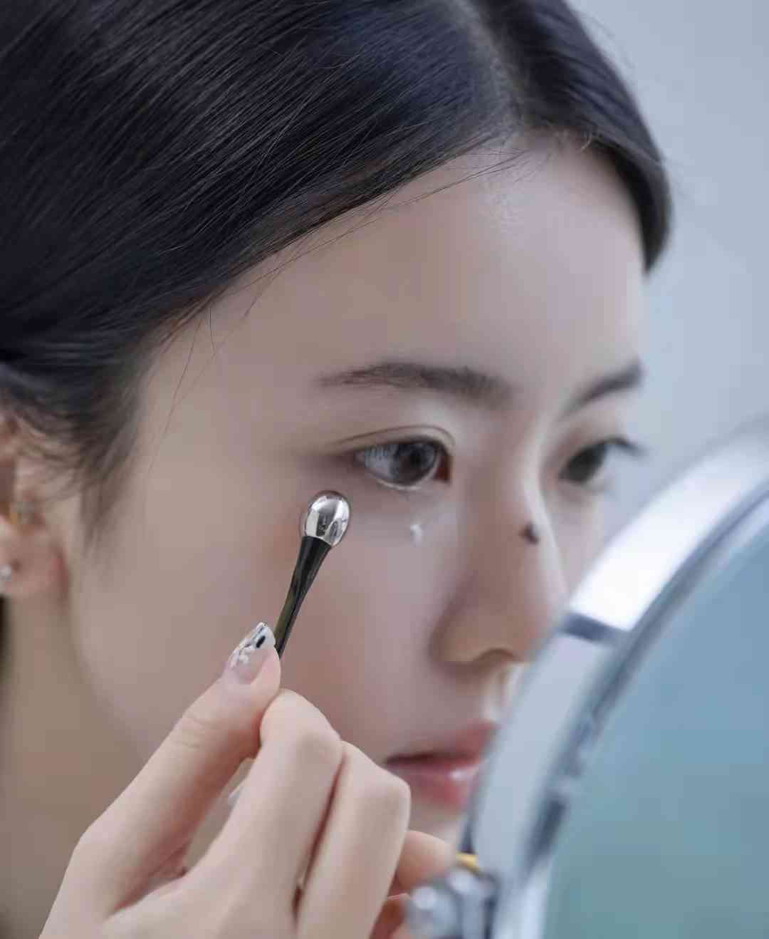 化妝品可以抹到眼部嗎(化妝品可以抹到眼部嗎知乎)