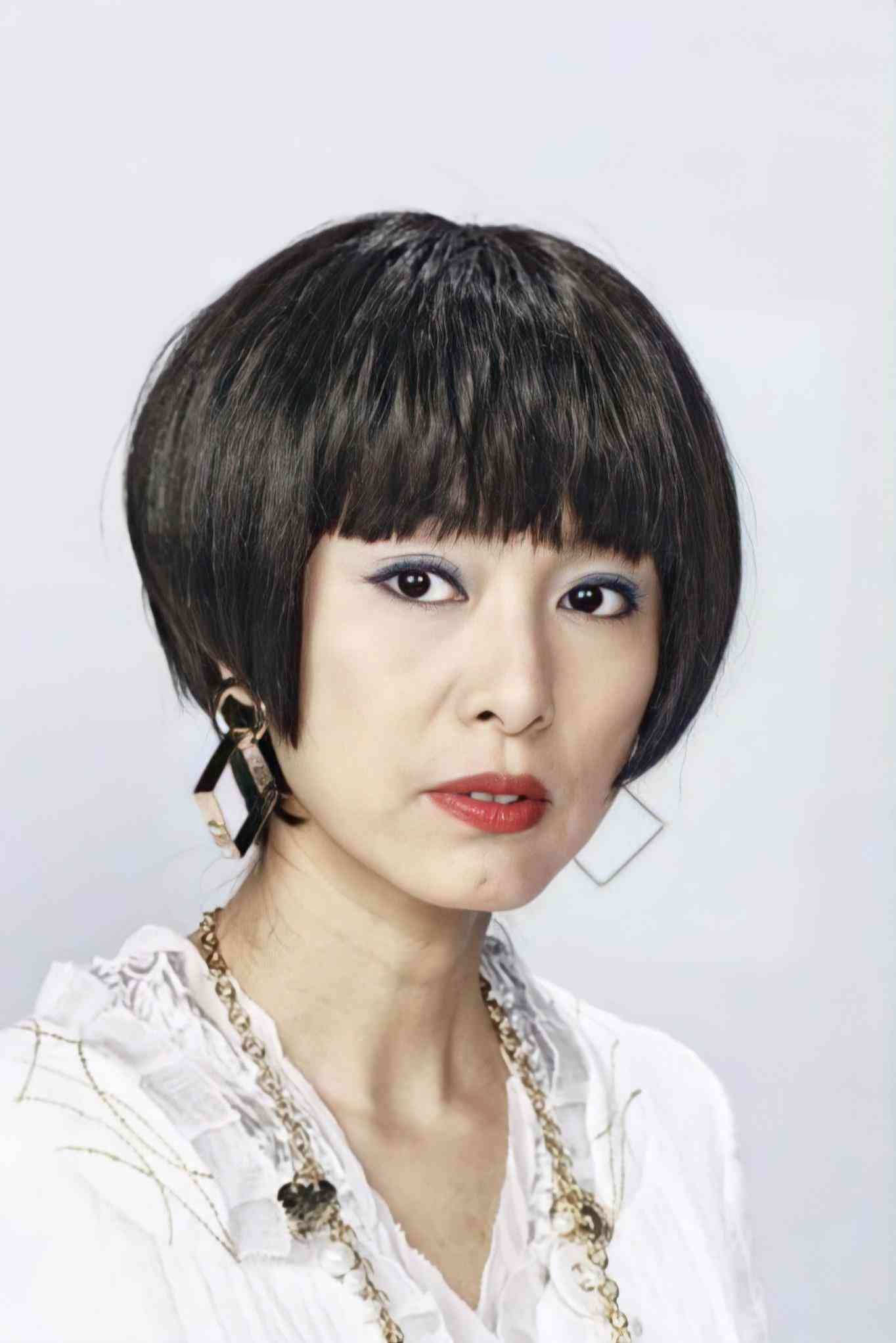 夢(mèng)見化妝師幫我化妝品(夢(mèng)見化妝師幫我化妝品好不好)