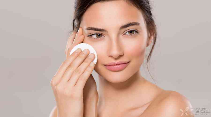 化妝品里有小紅點(diǎn)(化妝品里有小紅點(diǎn)是過(guò)敏嗎)