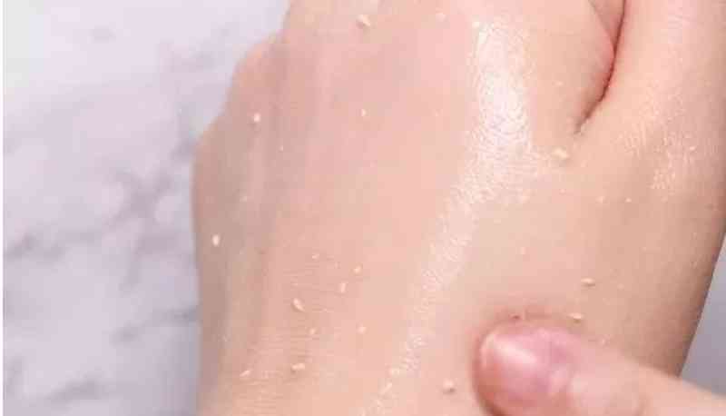 擦完化妝品為什么搓泥(擦完化妝品為什么搓泥呢)