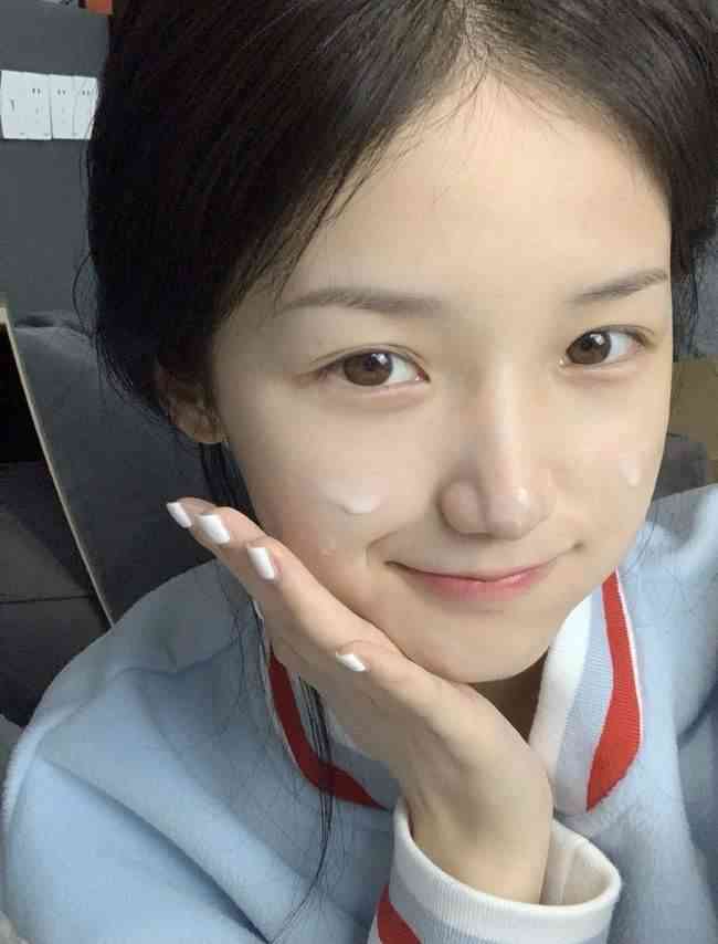 用清水洗臉還是用化妝品(用清水洗臉還是用化妝品洗臉好)