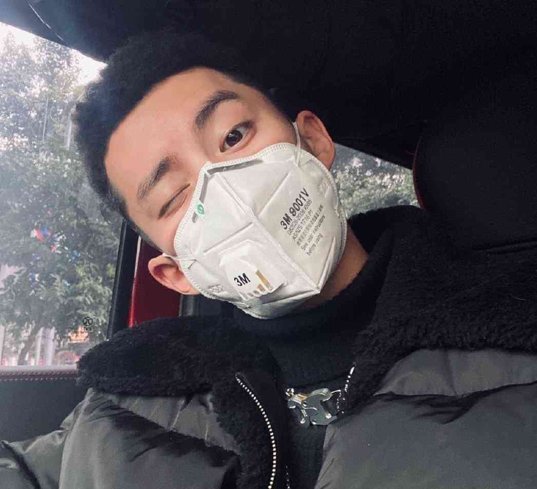 化妝品里面會(huì)攜帶病毒嗎(化妝品里面會(huì)攜帶病毒嗎知乎)