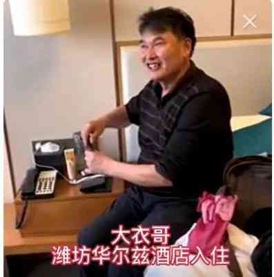 臉上涂化妝品圖片真實(shí)男(臉上涂化妝品圖片真實(shí)男生)