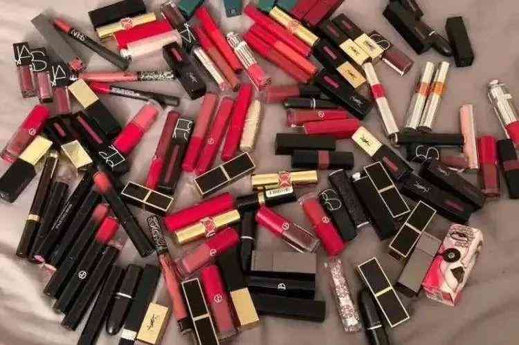 化妝品桌面收納方案(化妝品桌面擺放圖片)