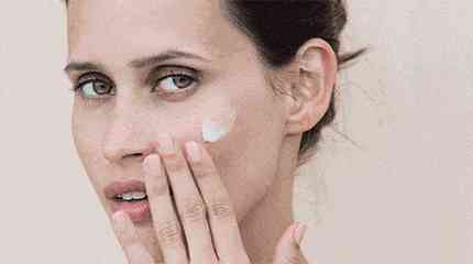 化妝品能不能放車?yán)?化妝品能不能放車?yán)锩?