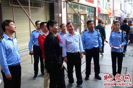 化妝品店窗貼圖片(化妝品店櫥窗布置圖片)