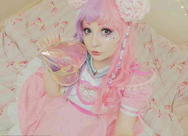 自制布娃娃化妝品視頻教學(xué)(布娃娃的化妝品怎么做)