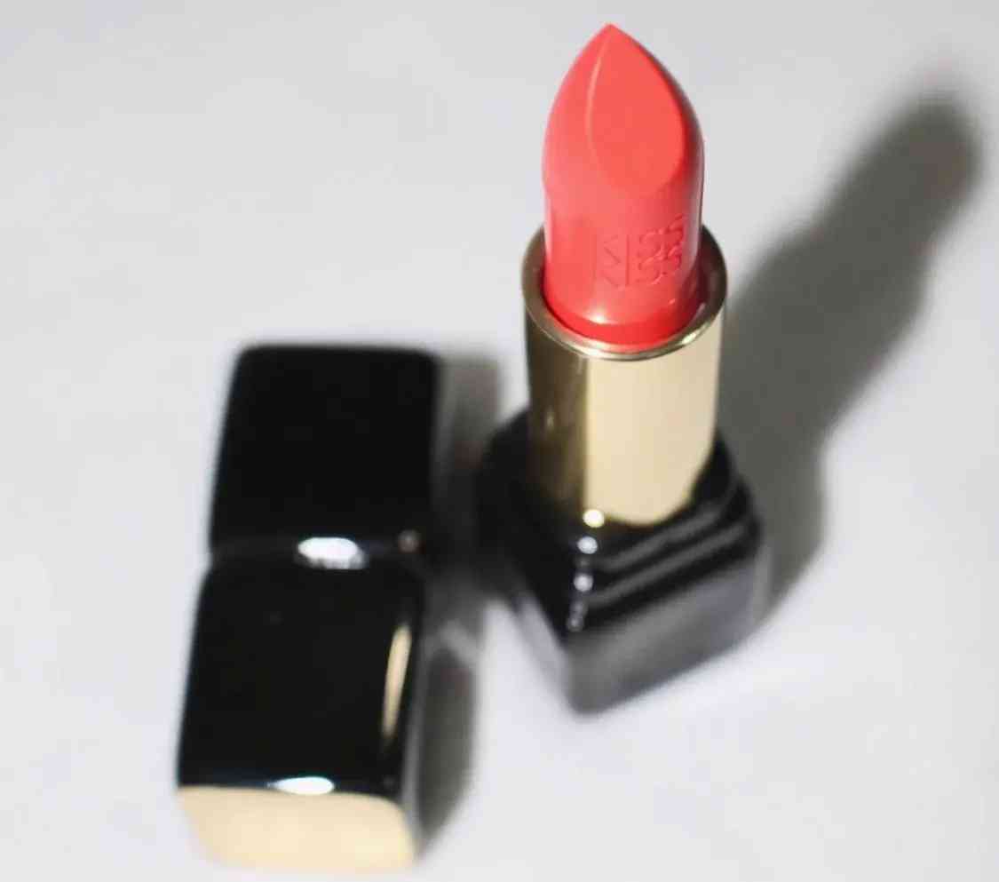 化妝品中香氣持久的原因(化妝品很香有什么危害)