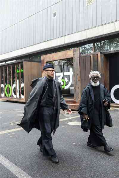 鏡柜放化妝品在哪照鏡子(帶鏡子的化妝柜放臥室哪里)