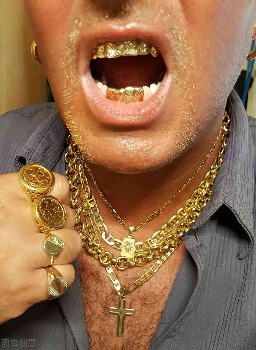 男士婚戒應(yīng)該戴哪只手(男士結(jié)婚戒指戴哪個(gè)手指)