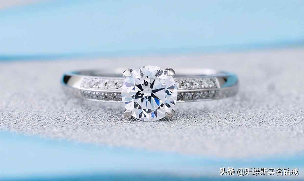 訂婚戒指男女應(yīng)該戴哪只手(訂結(jié)婚戒指戴哪個(gè)手指)