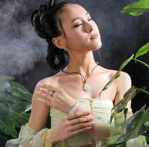 玉手鐲戴哪只手(玉手鐲戴哪只手招財(cái))