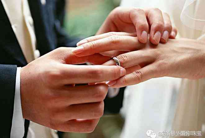 正?；榻涠嗌馘X(qián)(結(jié)婚婚戒多少錢(qián))