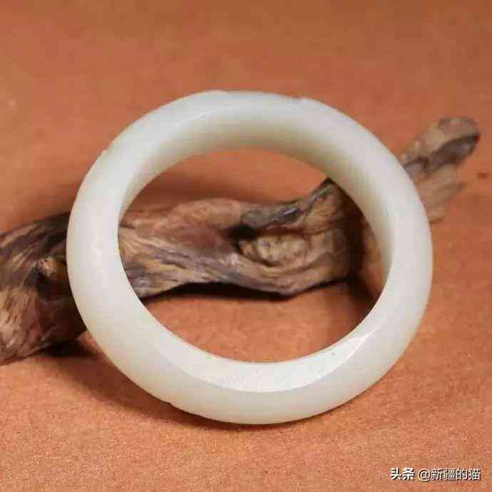 新疆和田玉手鐲一般多少錢(新疆和田玉籽料手鐲多少錢一個(gè))