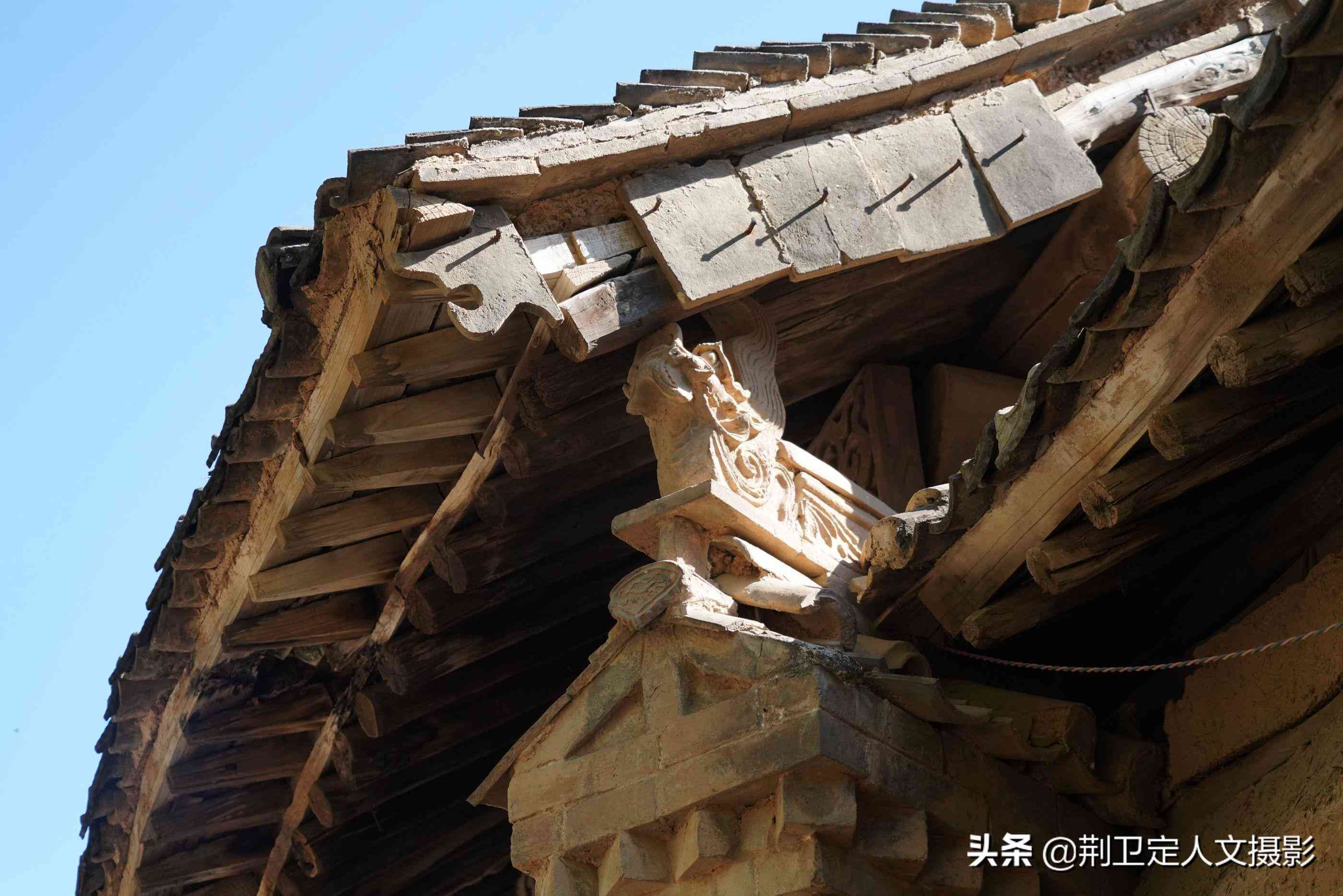 深山農(nóng)村百年老宅門樓牌匾意喻深遠，10萬不賣，看看啥樣子