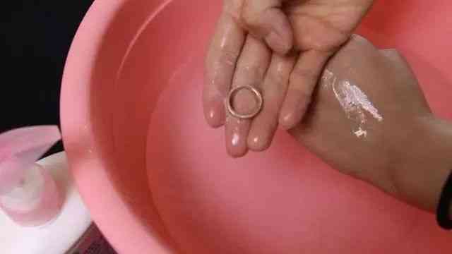 白銀變黑了怎么清洗(白銀變黑了怎么清洗掉)插圖4