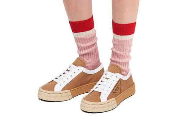 華達(dá)呢運(yùn)動(dòng)鞋