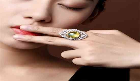 商場的和田玉證書是真的嗎