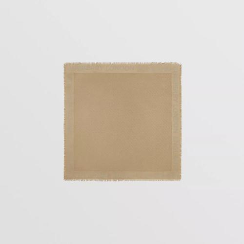  BURBERRY 22年秋冬 女士 專屬標(biāo)識亮片絲毛混紡提花圍巾 80649101