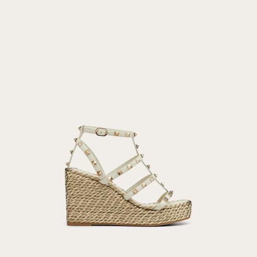  VALENTINO華倫天奴 22年秋冬 女士 中跟涼鞋 Sandales compensees a brides Rockstud en veau. 預(yù)定商品1-3周發(fā)貨