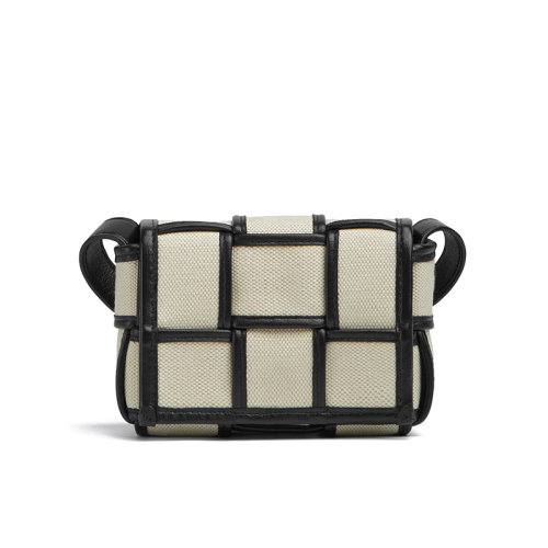 Bottega Veneta/葆蝶家 22新款CASSETTE系列 女士自然色/黑色帆布編織單肩手拿斜挎包714618VMBN39811