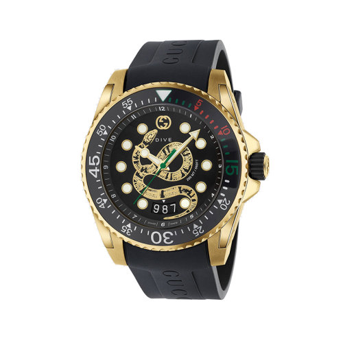 GUCCI/古馳 Dive系列的潛水表以黃金PVD表殼和黑色表盤配以金色蛇紋搭配黑色橡膠表帶，45毫米