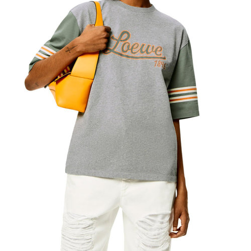 LOEWE/羅意威 22年秋冬新款 女士灰色飾有軍綠色袖口印花LOGO圓領T恤S359Y22X16-1812