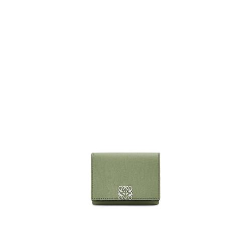  LOEWE羅意威 22年秋冬 女士 錢包 Anagram trifold 6 cc wallet in pebble grain calfskin C82
