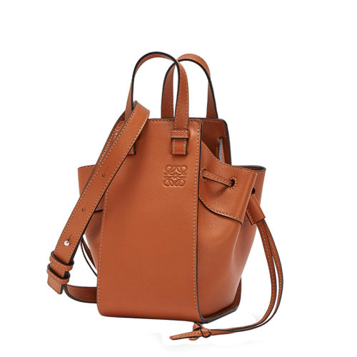 Loewe/羅意威 22春夏新款Hammock系列 女士迷你棕褐色牛皮革抽繩可拆卸肩帶單肩手提斜挎吊床包 0010247856