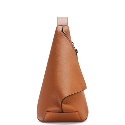 LOEWE/羅意威 22春夏新款 男士棕褐色Anton軟粒面小牛皮斜挎單肩包0010640993