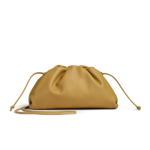 Bottega Veneta/葆蝶家 22新款Pouch系列 女士迷你奶油焦糖色小牛皮配肩帶磁性開合單肩手拿斜跨包585852V1BW07722