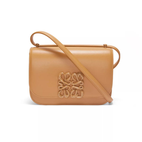 LOEWE/羅意威 22秋冬新款 Goya系列 女士小號暖沙色絲綢牛皮革磁扣壓紋標(biāo)志亮面同色配件調(diào)節(jié)肩帶肩背斜挎包A896N09X15-2586