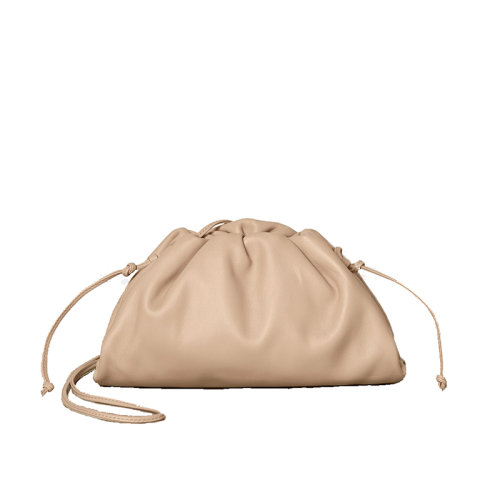 Bottega Veneta/葆蝶家    THE POUCH迷你系列 杏仁色滑面小牛皮云朵包手拿斜挎包585852VCP402752