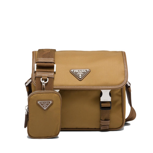 PRADA/普拉達(dá) 22新款 男士煙草色再生尼龍Saffiano皮革飾邊雙旁開扣翻蓋開合單肩斜挎郵差包2VD034_2DMH_F0005_V_XOP
