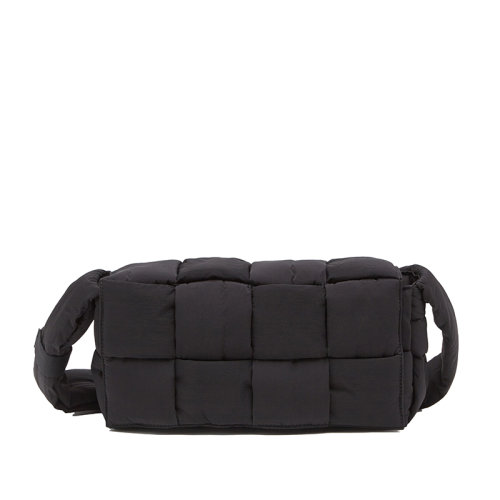 Bottega Veneta/葆蝶家 22春夏新款TECH CASSETTE系列 男士中號黑色加襯intreccio編織尼龍斜挎包628951VBO818803