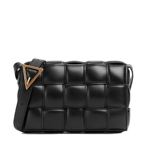 Bottega Veneta/葆蝶家 經(jīng)典PADDED CASSETTE系列 女士黑色小羊皮雙面編織金扣斜挎單肩包591970VCQR18425