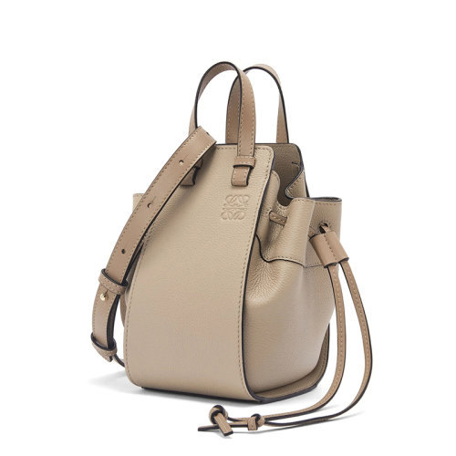 LOEWE/羅意威 22新款Hammock系列 女士迷你沙色柔軟粒面牛皮革單肩斜挎手提吊床包A538V07X15-2150