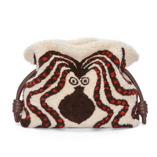 LOEWE/羅意威 23春夏新款 女士軟白/巧克力色羊毛皮拉繩收緊磁扣開合章魚圖案單肩斜挎手拿包A411FC1X72-1001